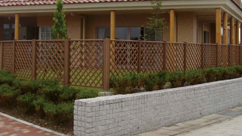 LIXIL 木樹脂フェンス