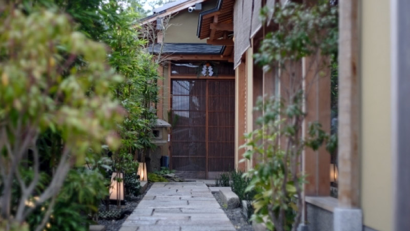 砂利を敷き詰めたアプローチ