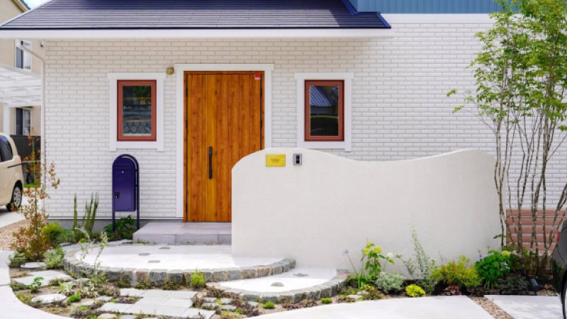 植栽を階段に設置しガーデニングを楽しむ