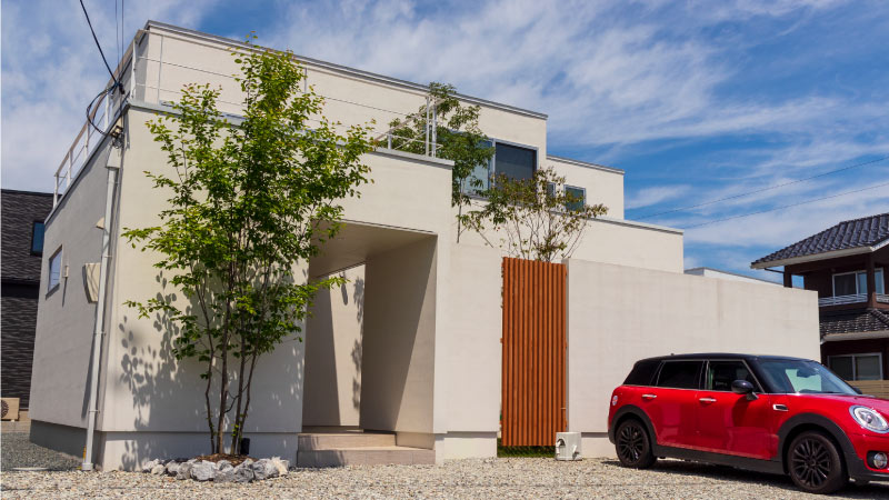 一面砂利の印象的なアプローチ