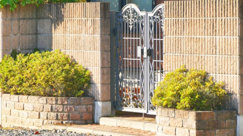 アイアンのフェンスでエレガントな西欧風