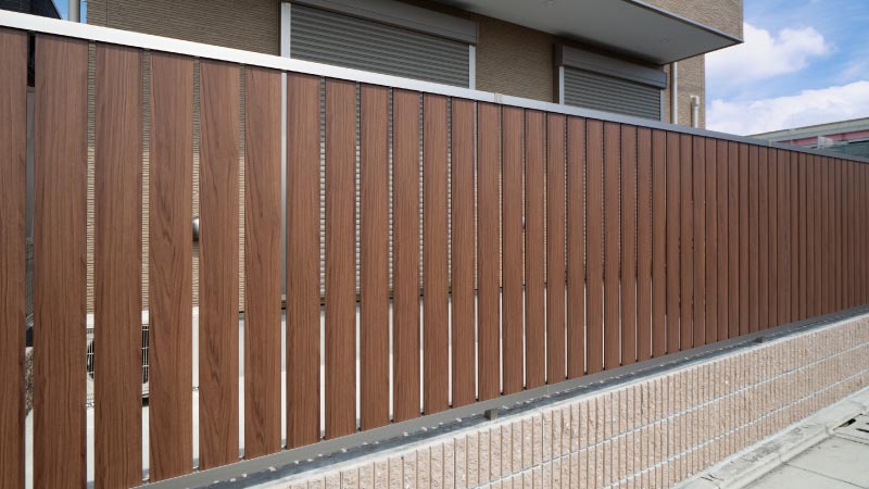 木目調の目隠しフェンスで柔らかさを演出