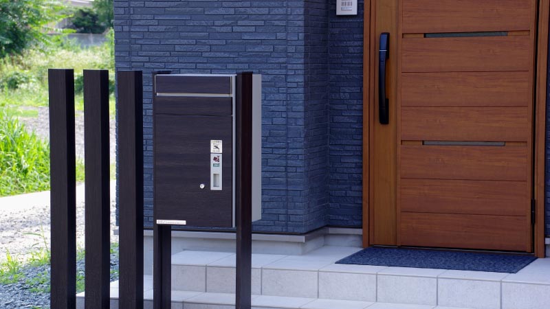 木目調の目隠しフェンスで柔らかさを演出