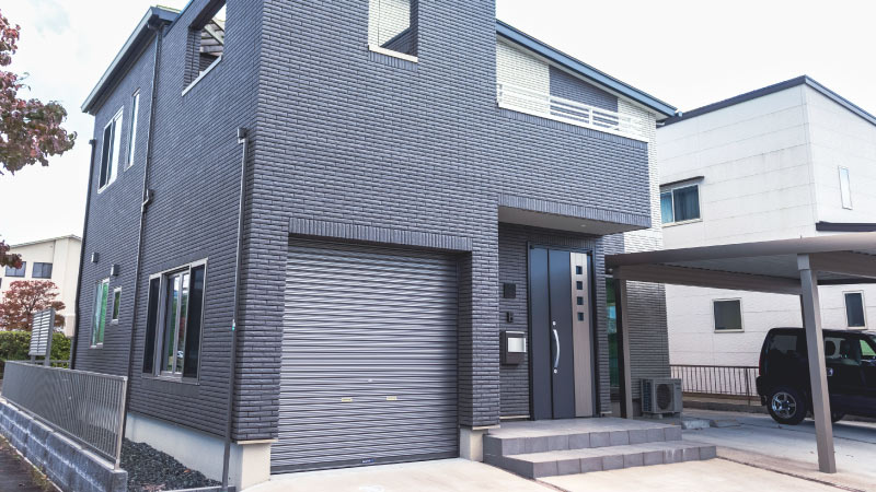 ダークカラーで重厚感のある階段に