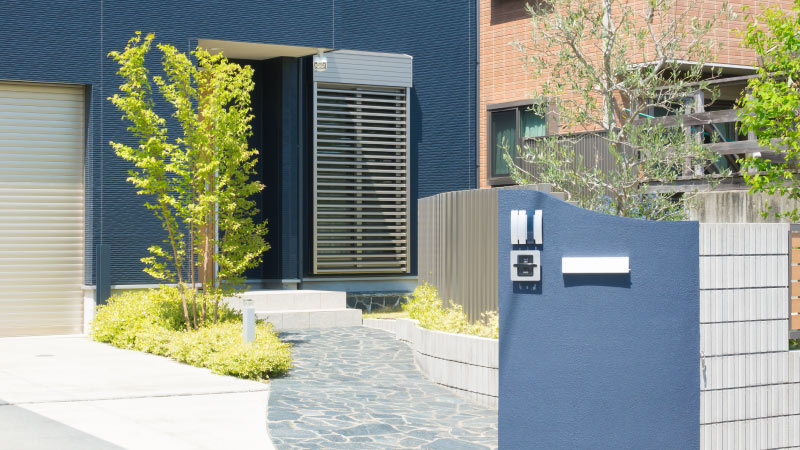 外壁のカラーと相性のいい玄関アプローチ