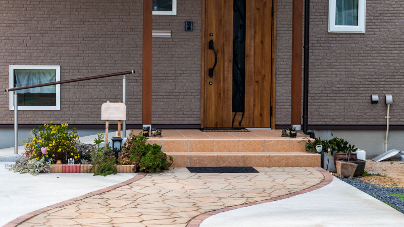 階段を浮いている風に設置しておしゃれに