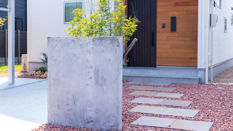 枕木をアプローチの床部分に活用し小道を表現