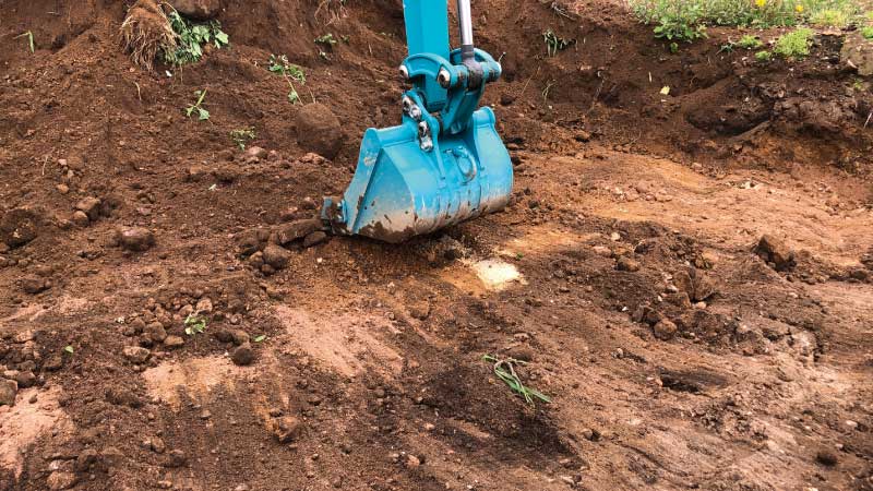 庭・塀・植栽の撤去鋤取り（土を掘り下げて撤去）