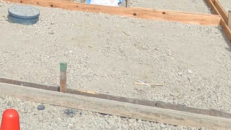 砕石敷き転圧（押し固める）