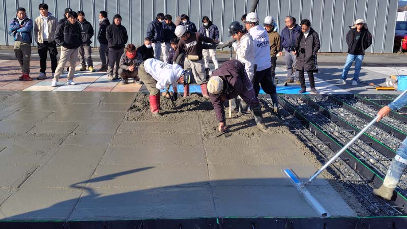 ドットコンプラスコンクリート流し込み