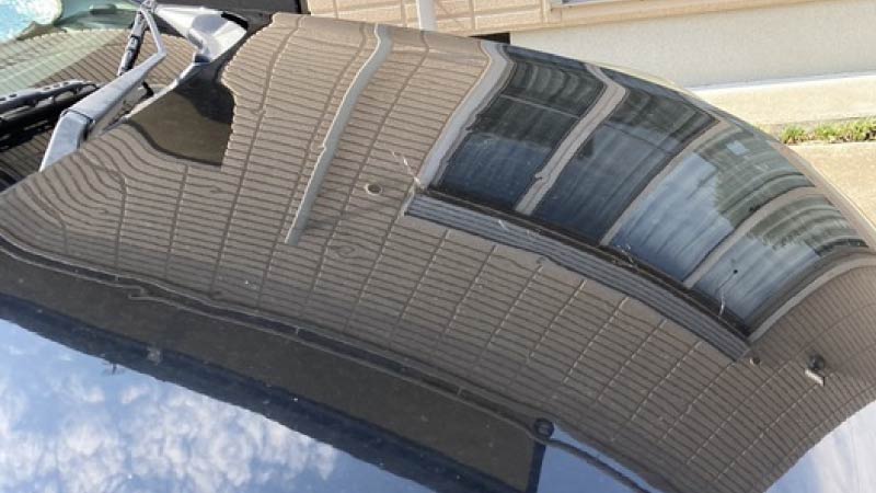 雹でぼこぼこになった車（知人提供）