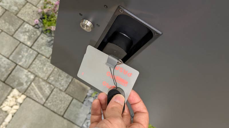 スマートキーで荷物を取り出せる宅配ボックス