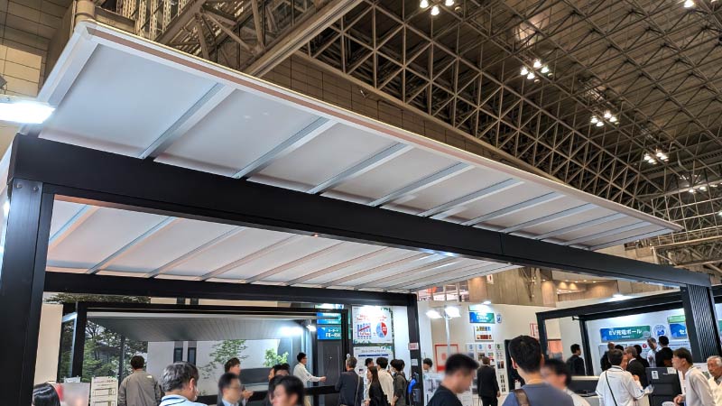 ポリカなのにアルミ屋根のように見える新しい屋根材