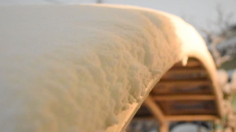 雪の積もったカーポート