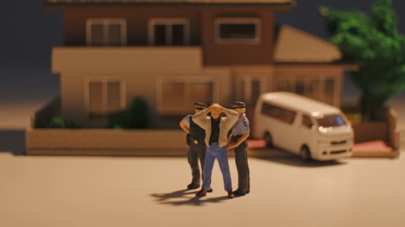 捕まっている人