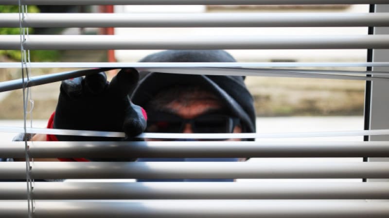 部外者が敷地内に侵入しやすい